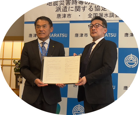 協定書を交わした峰市長（左）と秋山会長＝唐津市役所で